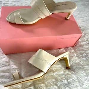 Élégant, feminine sandals in like new condition